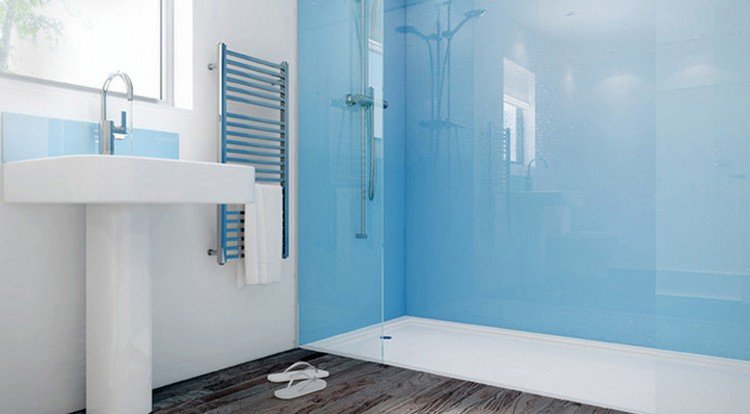 glas-istället-för-kakel-badrum-duschkabin-blå-väggpaneler