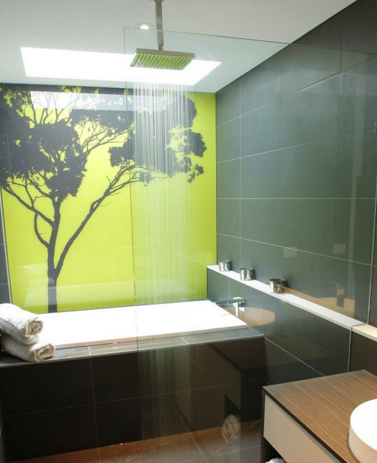 glas-istället-för-kakel-badrum-badkar-grönt-träd-motiv väggpaneler