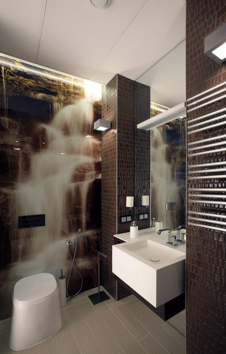 glas-istället-för-kakel-badrum-fototryckta-väggpaneler-vattenfall-bruna toner