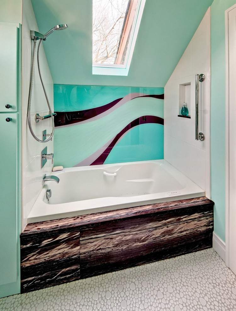 glas-istället-för-kakel-badrum-sluttande tak-mint-grönt-färg-motiv