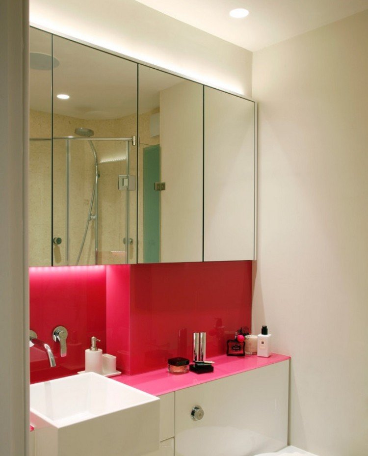 glas-istället-för-kakel-badrum-liten-rosa-stänk-skydd-spegel-skåp-led-remsa