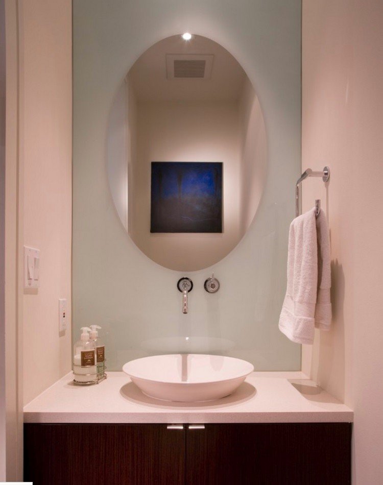 glas-istället-för-kakel-litet-badrum-handfat-vit-vägg-paneler-oval-vägg-spegel