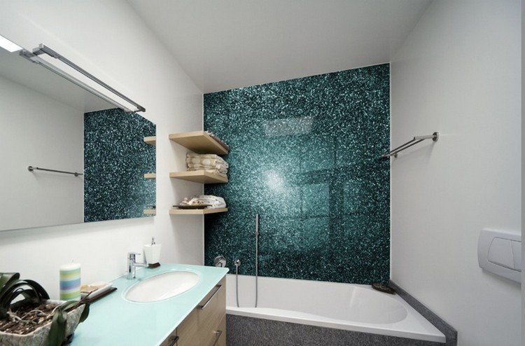 glas-istället-för-kakel-badrum-badkar-bak-vägg-smaragdgrön-glitter-partiklar