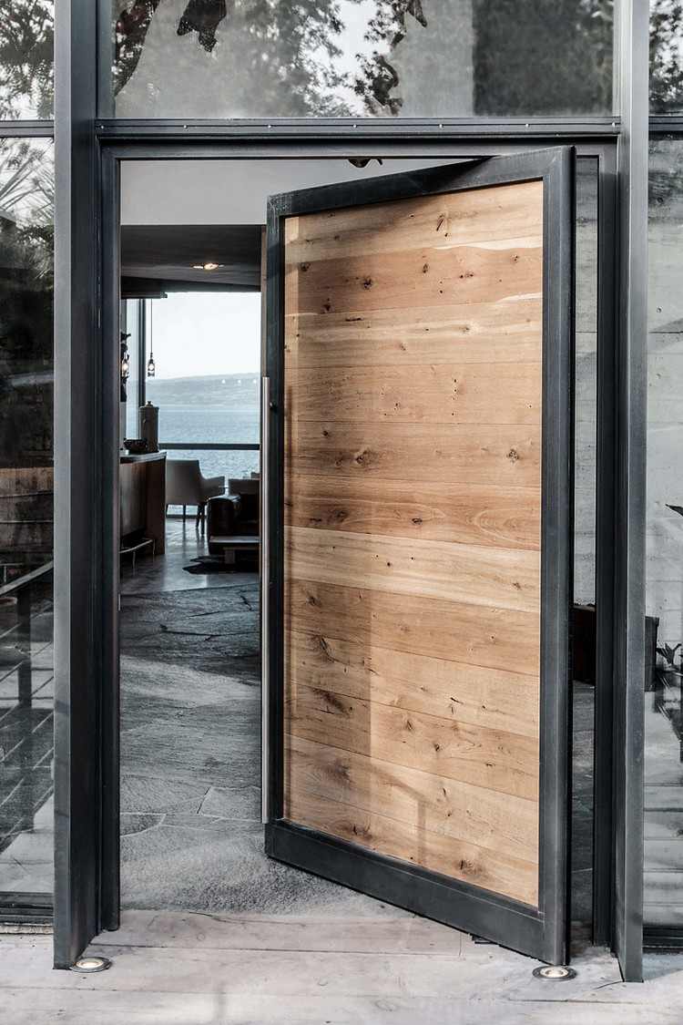 glas-betong-trä-hotell-design-dörr