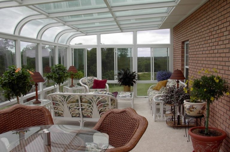 glastak för terrassen vinterträdgård idé vit metall möbelkorg