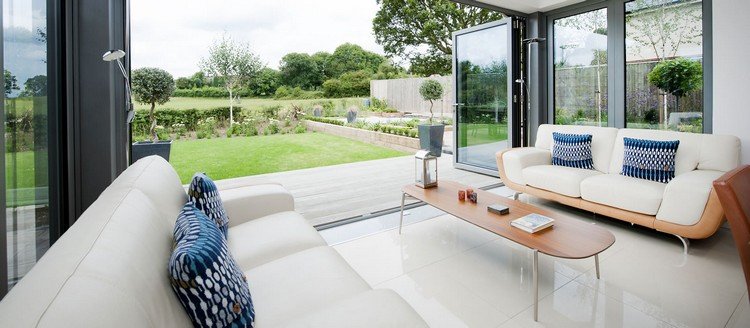 vik-glas-dörrar-vinterträdgård-modern-förlängning-aluminium-vik-dörrar-elegant-möbler-vit
