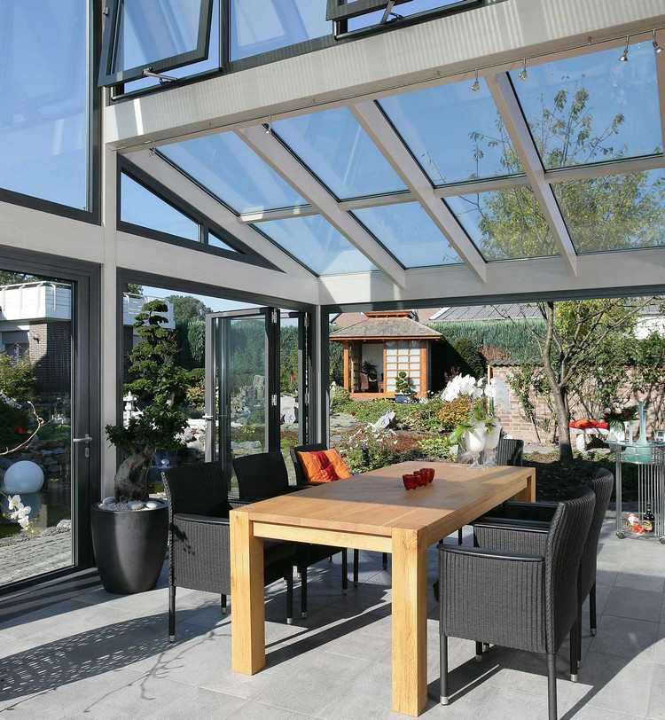 hopfällbara glasdörrar-vinterträdgård-solljus-komplett-glasrutor-rottingstolar-träbord