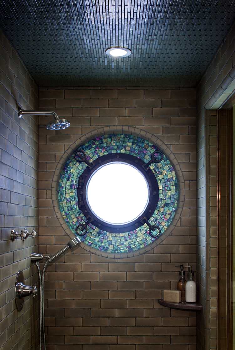 glasplatta-mosaik-design-badrum-porthål-fönster-pärlemor