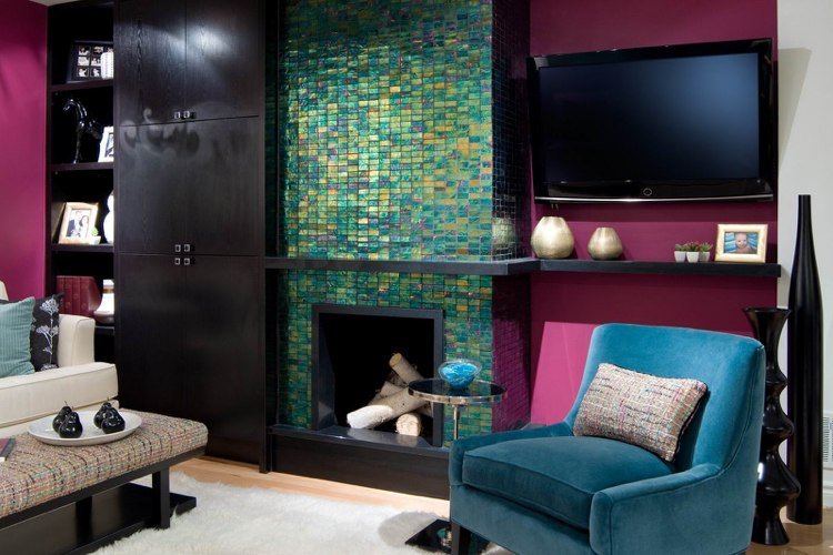 glasplattor-mosaik-design-vardagsrum-extravagant-lila-vägg-färg-permutt