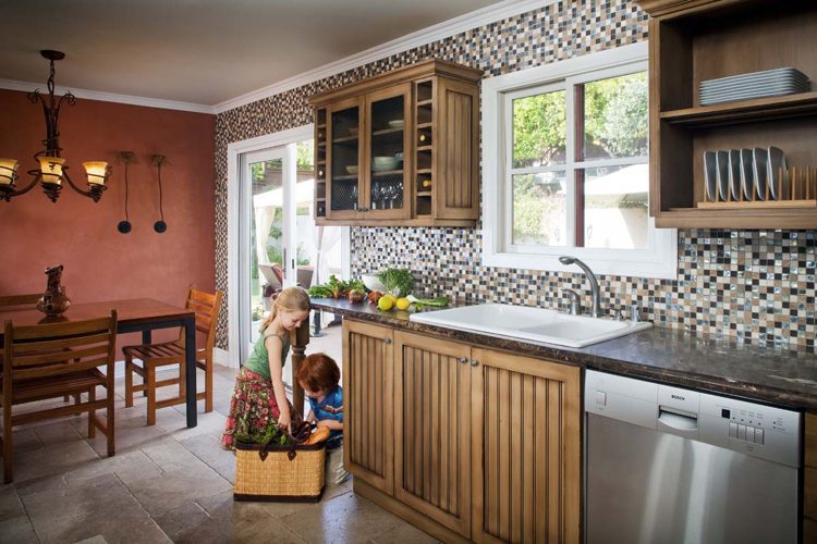 glasplattor-mosaik-design-kök-trä-rostfritt stål-barn