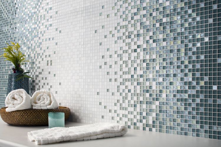 glasplattor-mosaik-design-blå-vit-gradient-badrum