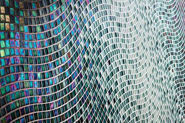 Glasplattor mosaik -design-våg-former-arrangemang-pärlemor