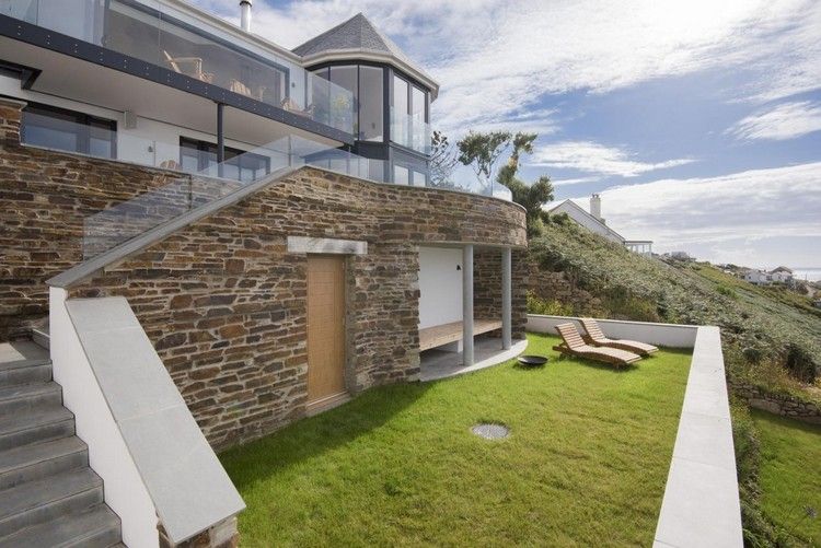 Glasräcke-balkong-hus-gräsmatta-solterrass-brant-sluttning