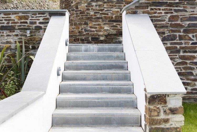 hus-sluttning-trappor-betong-platta-stenväggar