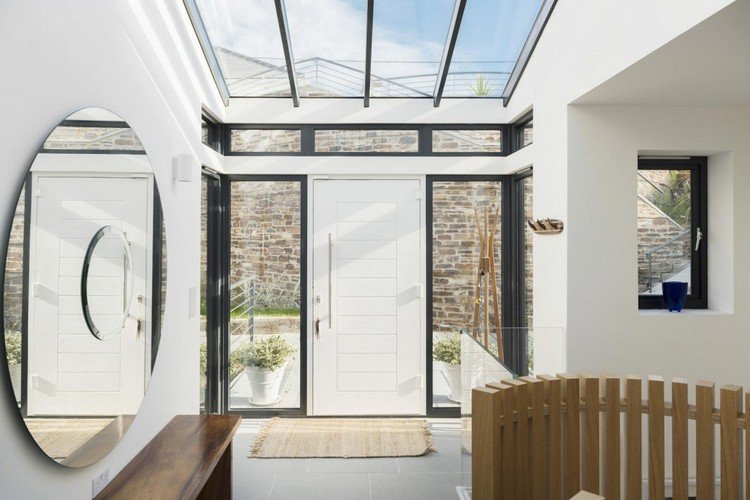 takfönster-glas-front-entré-område-vit-hus-dörr-vägg-spegel