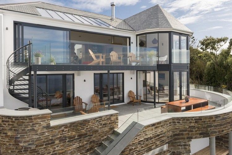 Glasräcke-balkong-terrass-hus-stenväggar-takfönster
