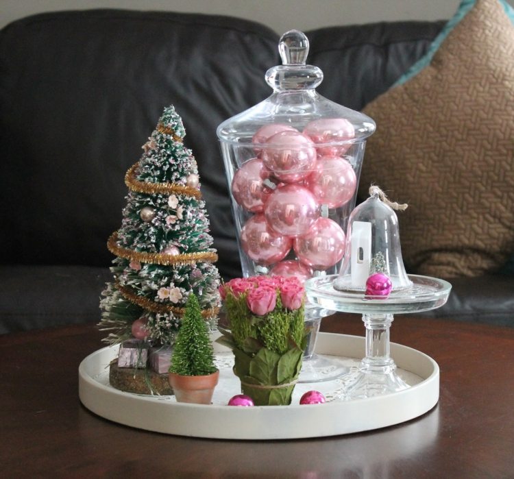 rosa mittbord bord blommor gran liten glasklocka med fot