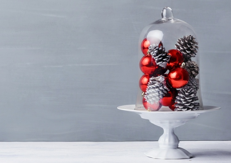glasklocka dekoration med fot minimalistisk julbollar röd kon