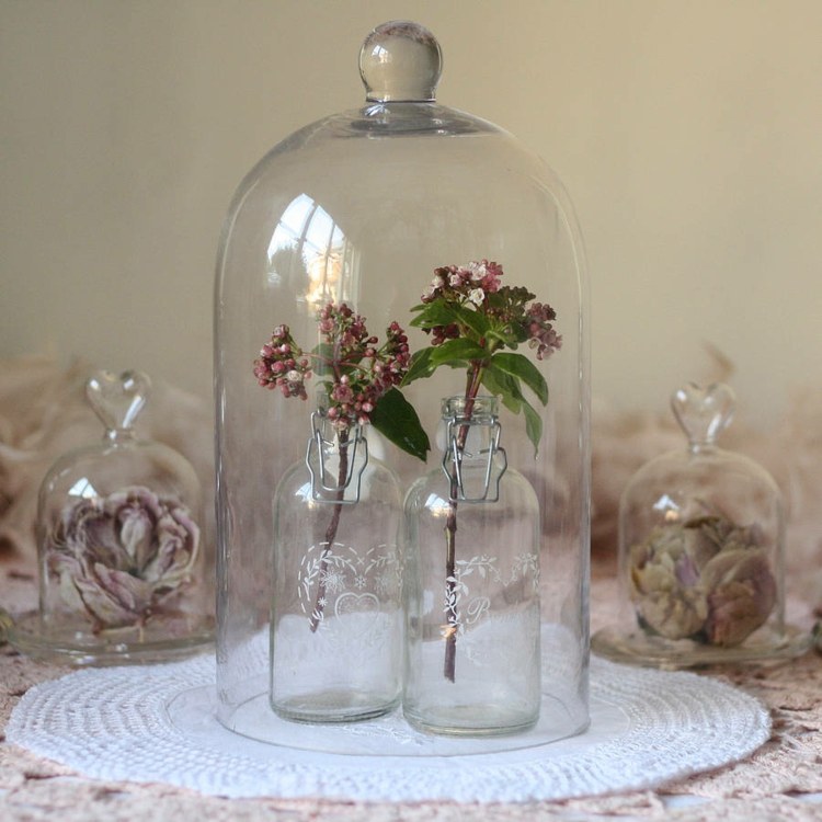 glas-klocka-dekorera-flaskor-vintage-idé-vår-dekoration-äng-blommor