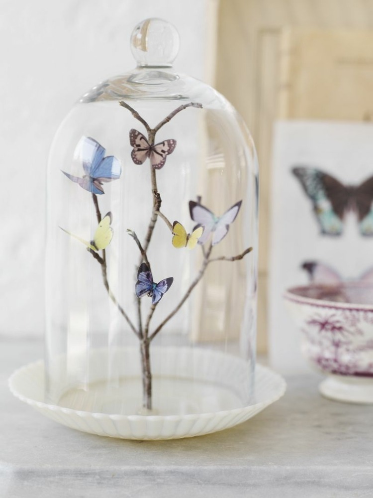 klockburk dekorera fjärilar-färgglada-kvistar-vår