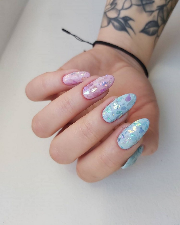 pastellfärgade nagellack naglar i mandelform Glass Nails nageltrend