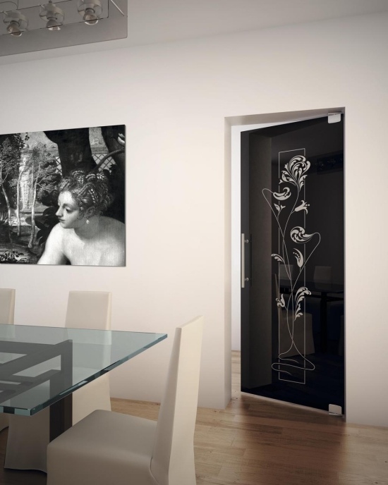 moderna glasdörrar i de inre svarta blommotiven