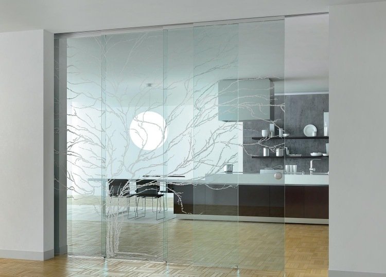 glas-partition-vikbart-vardagsrum-matsal-klart glas-träd-motiv