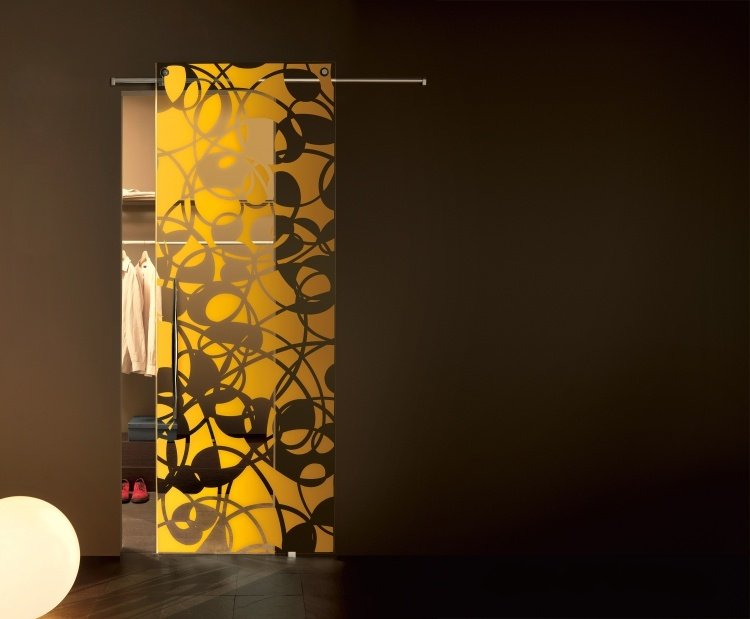 glasdörr-gul-dekorerad-walk-in-closet-Fly
