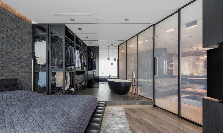 glas skiljevägg vardagsrum svart designelement badkar i mitten av rummet sov säng garderob garderob design