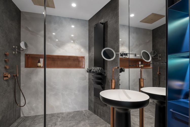 badrumsspegel design sanitetsartiklar blå hyllor dukar kopparblandare rund handfat duschkabin marmor effekt