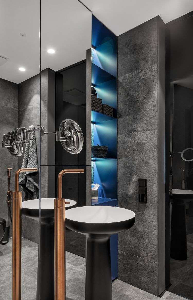 badrumsspegel design sanitetsartiklar blå hyllor dukar kopparblandare runt handfat