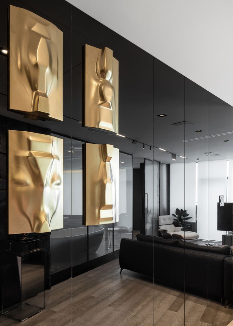 glaspartition vägg vardagsrum vardagsrum glänsande svarta reflekterande gyllene skulpturer skapar accenter kontrast