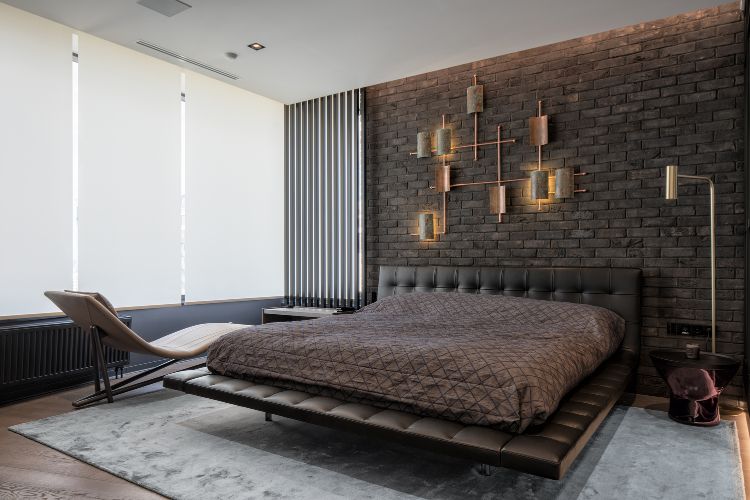 framifrån sovrum led lampa rustik design säng med ryggstöd fåtölj sängbord radiator glas fönster matt gardiner