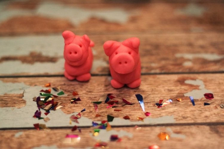 tur charm charm pyssel nyårsafton marsipan grisar rosa prydnad efterrätt