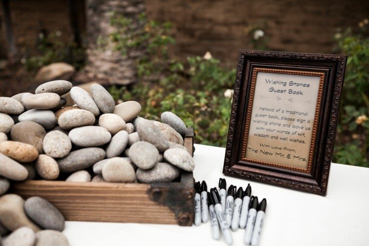 Bröllopsgäster kan skriva önskningar på stenar som brudparet kommer att behålla som ett minne