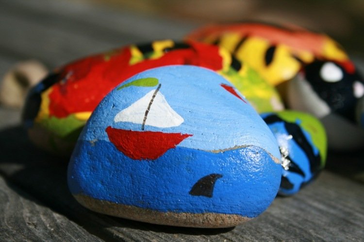 Målad sten med hav och segelbåt för maritim stil
