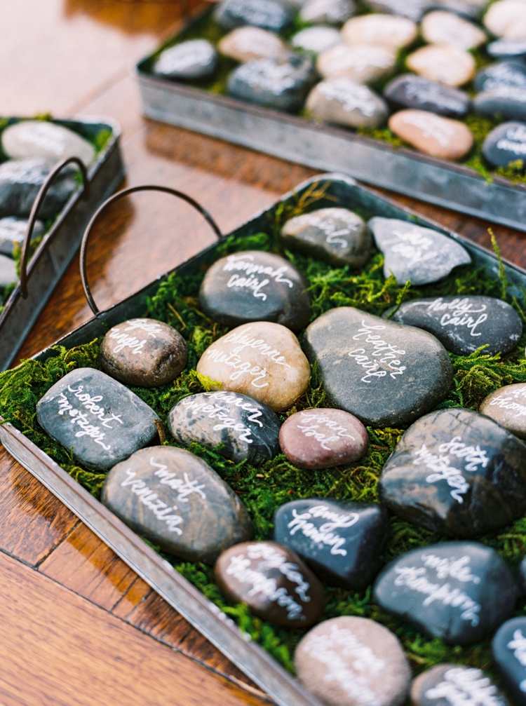 Märk stenar och sprid dem på mossa - en idé för ett alternativ till gästboken vid bröllop