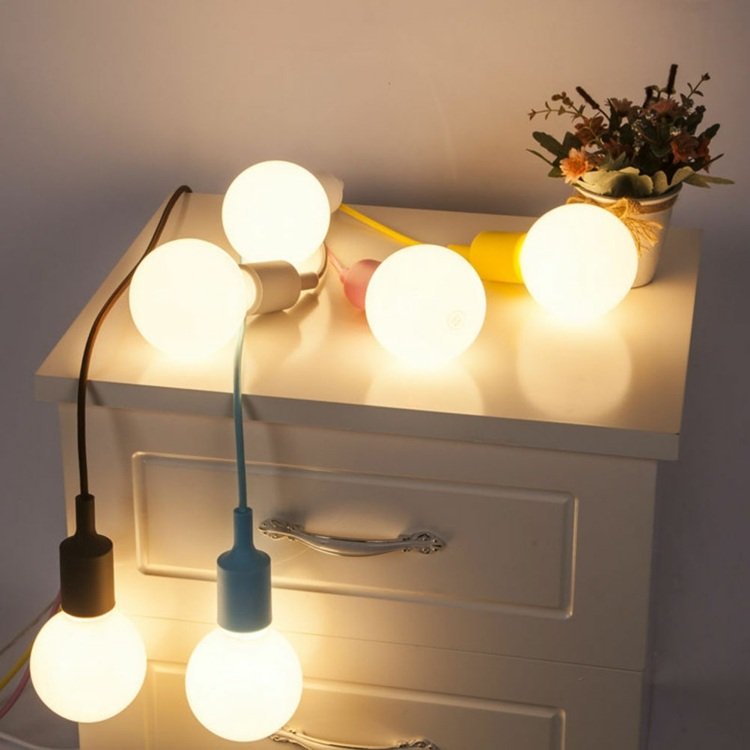 glödlampa-lampa-led-modern-färgstark-kabel-uttag-sängbord