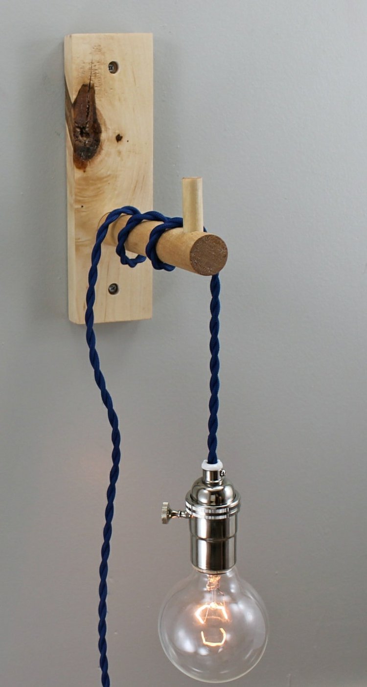 glödlampa-som-lampa-blå-kabel-vintage-vägg-trä-Hanegel-lampa