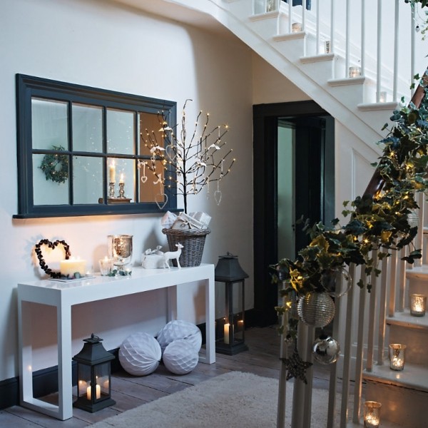 vit dekoration idéer vinter jul hall ljus trappor