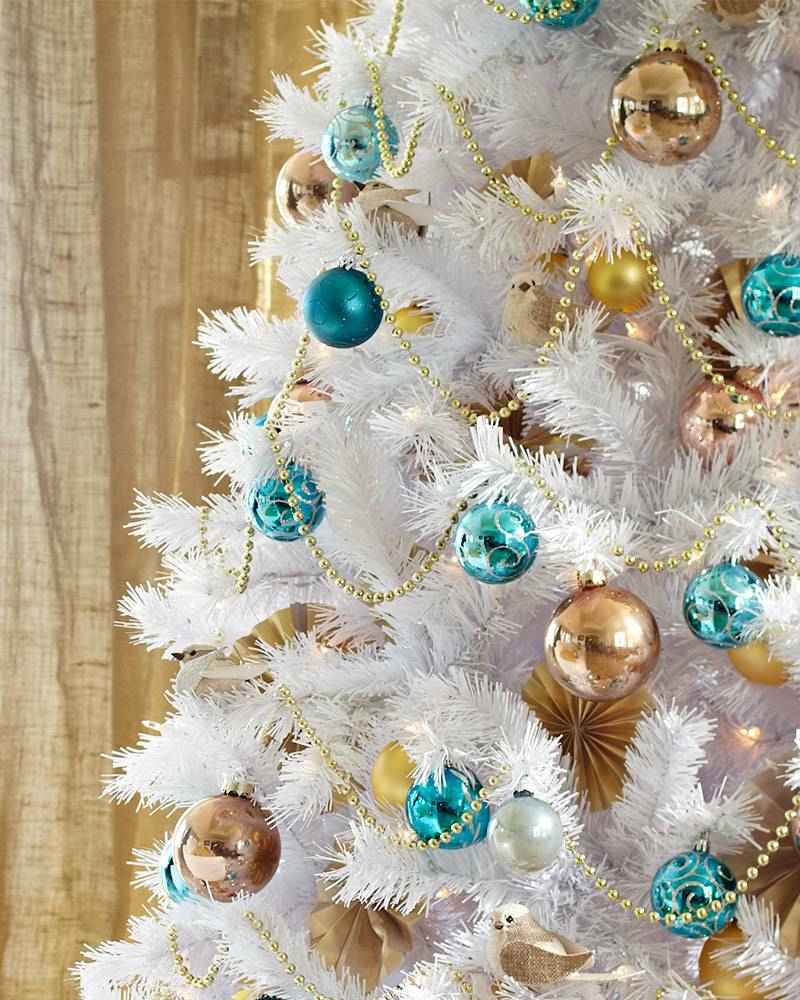 vit dekoration idéer julgran snöbollar turkos guld
