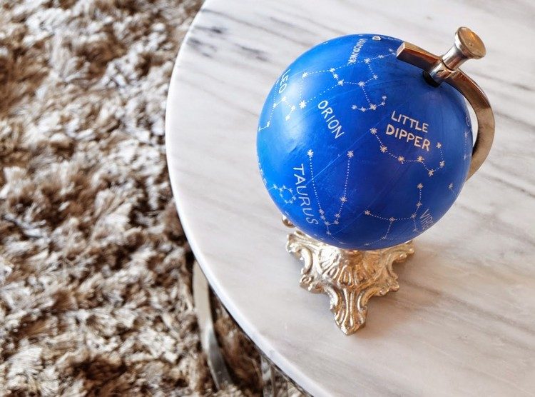 Globe-dekoration-blå-färg-guld-färg-bord dekoration-idé