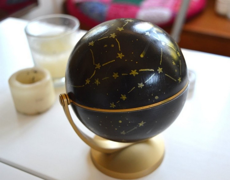 Globe dekoration bord dekoration-svart-bord-färg-guld stjärnor-dekorerad