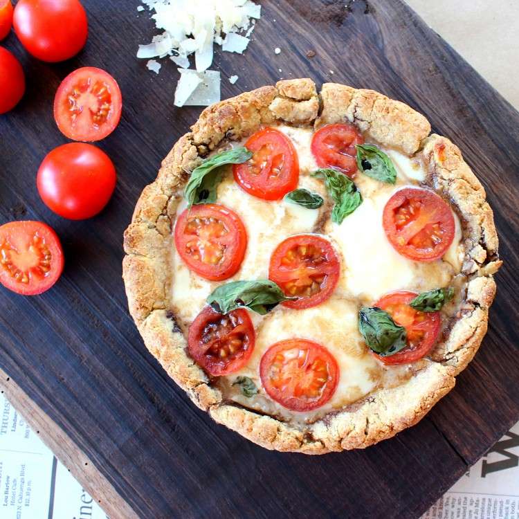 Gör-det-själv glutenfria pizza-tomatskivor-basilika-parmesan-ost