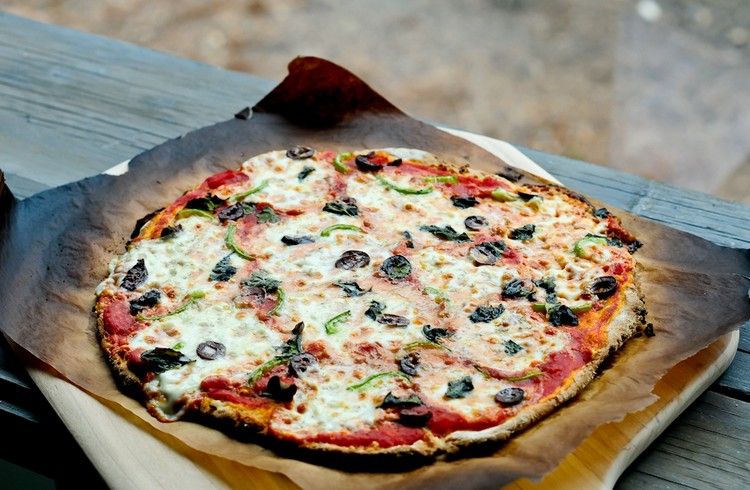 Förbered glutenfri pizza-glutenfri-pizza deg-ost-oliver-paprika