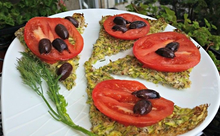 glutenfri-pizza-recept-pizzabotten-zucchini-quinoa-ägg-tomat-oliv-toppning