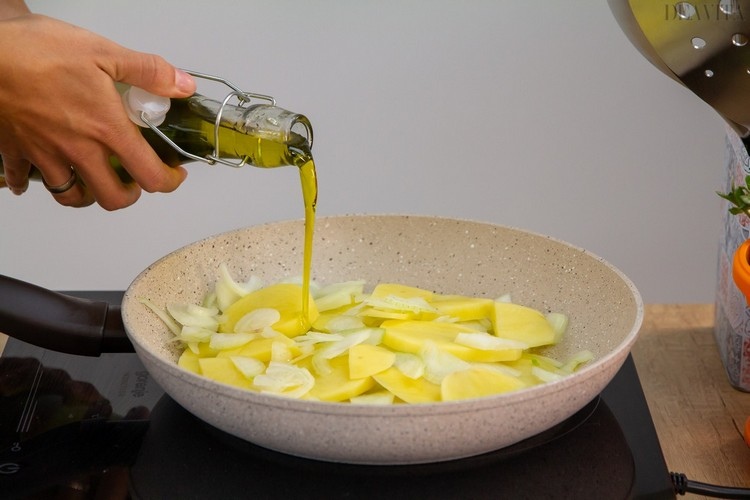 Förbered spansk tortilla i pannan med olivolja