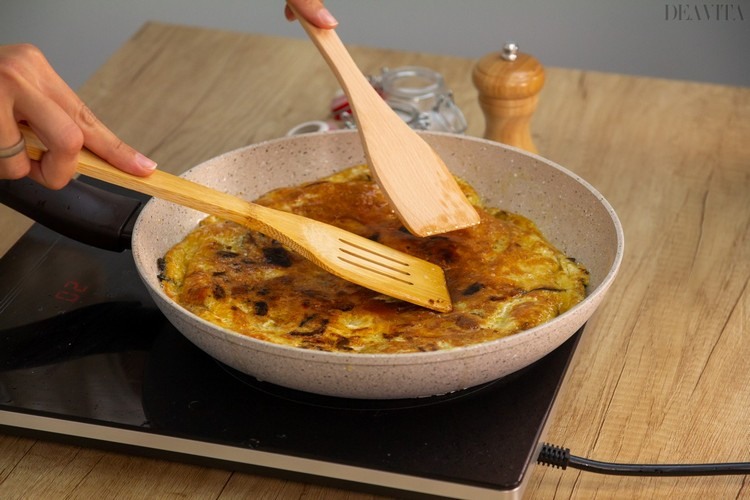 glutenfri tortilla vänd på spatel