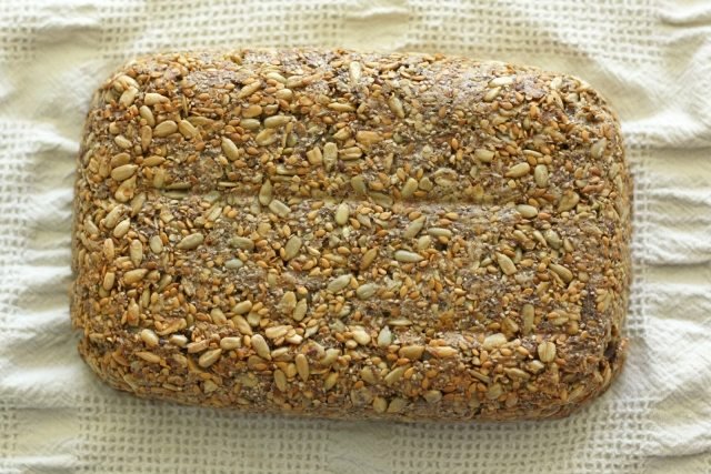 Glutenfritt brödkornsbröd-bakning-solrosfrön-chia-quinoa