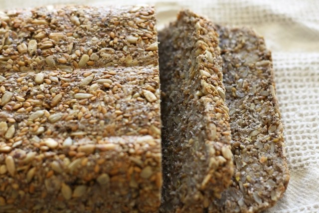 Glutenfritt bröd spannmål-bröd-baka-quinoa-chia-solrosor